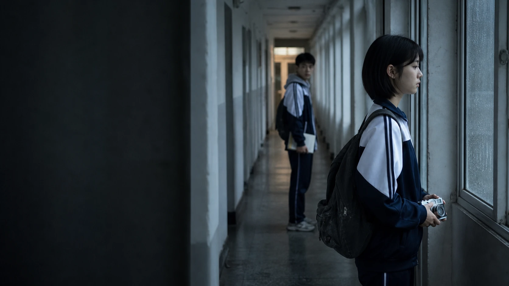 雨天走廊中,林乔站在窗边,沈言在远处停下脚步